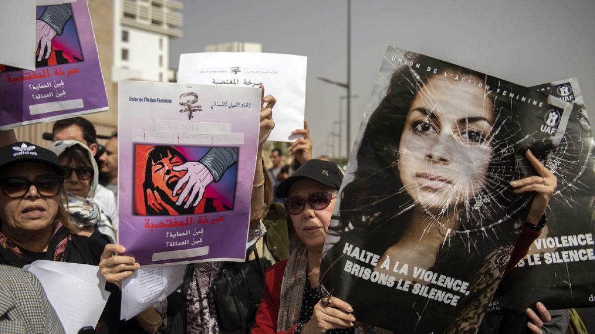 Manifestantes reclamam inocência da plataforma turca anti-femicídio "We Will Stop Femicide", em Istambul, Turquia