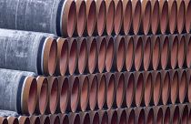 Des tubes destinés au gazoduc Nord Stream 2, en cours de construction, sont empilés dans le port de Mukran sur l'île de Ruegen, en Allemagne, mardi 8 septembre 2020.