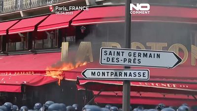 اندلع حريق في لا روتوند في منطقة محطة مونبارناس خلال المظاهرات ضد تعديل قانون التقاعد الفرنسي،لاريس 6 أبريل/نيسان 2023