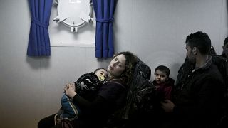 امرأة من سوريا بعد إنقاذها أثناء محاولتها الوصول إلى جزيرة أغاثونيسي اليونانية