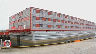 El Bibby Stockholm es una barcaza con tres pisos construida en 1976, que ya fue utilizada por Países Bajos hace dos décadas para alojar a inmigrantes. 