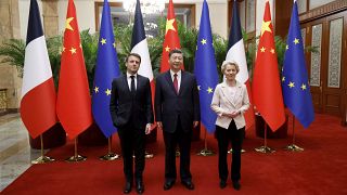يجتمع الرئيس الصيني شي جين بينغ والرئيس الفرنسي إيمانويل ماكرون ورئيسة المفوضية الأوروبية أورسولا فون دير لاين في جلسة عمل في بكين يوم الخميس 6 أبريل/نيسان 2023.