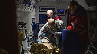 Los médicos del este de Ucrania rescataron este jueves a un residente herido en el patio de su casa tras un bombardeo en Bajmut.