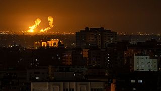 آتش و دود در پی حمله هوایی اسرائیل در جنوب نوار غزه، جمعه، ۷آوریل ۲۰۲۳ برمی خیزد.