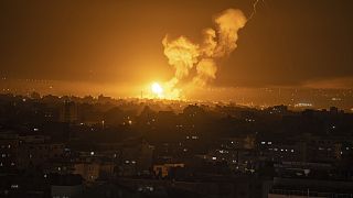 Tűz és füst a Gázai-övezetben végrehajtott izraeli légicsapást követően