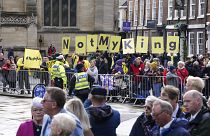 Demonstranten warten auf die Ankunft von Charles III. und Camilla zum königlichen Gründonnerstagsgottesdienst im York Minster