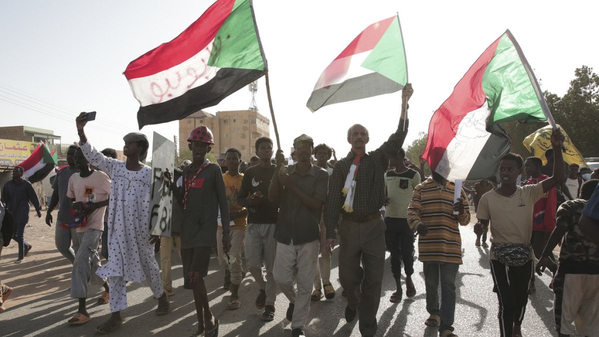 Szudáni tüntetők a katonai uralom elleni tüntetésen 2023. április 6-án