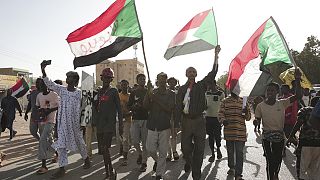 Szudáni tüntetők a katonai uralom elleni tüntetésen 2023. április 6-án