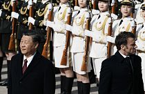 الرئيس الفرنسي إيمانويل ماكرون ونظيره الصيني شي جين بينغ