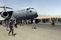 Hunderte von Menschen versuchten, sich auf Transportflugzeuge der US-Armee in Kabul zu retten.