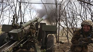 Ukrán katona tarackkal támadja az oroszok állásait Luhanszkban