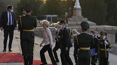 Ursula von der Leyen (középen), az Európai Bizottság elnöke érkezik pekingi tárgyalásaira