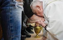 پاپ فرانسیس مشغول شستشوی پای ۱۲ زندانی کم سن و سال