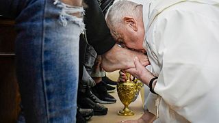 پاپ فرانسیس مشغول شستشوی پای ۱۲ زندانی کم سن و سال