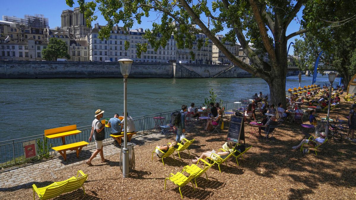 "Paris Plage" gibt es jeden Sommer entlang der Seine. Gerne würden die Menschen auch in ihr baden ...