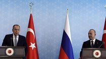 El ministro turco de Asuntos Exteriores, Mevlut Cavusoglu, a la derecha, y su homólogo ruso, Serguéi Lavrov.