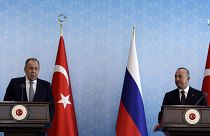 El ministro turco de Asuntos Exteriores, Mevlut Cavusoglu, a la derecha, y su homólogo ruso, Serguéi Lavrov.