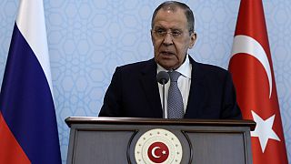 Szergej Lavrov Törökországban beszél a török kollégájával folytatott megbeszélés után