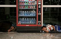 Dos indigentes duermen en el Aeropuerto Jorge Newbery de Buenos Aires