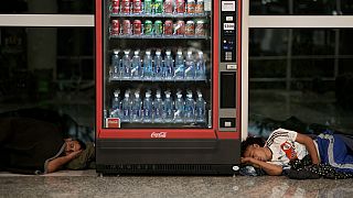 Dos indigentes duermen en el Aeropuerto Jorge Newbery de Buenos Aires