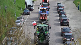 Lengyel gazdák traktoros útblokáddal tiltakoznak az ukrán gabonaimport ellen Szczecin északnyugati nagyvárosban 2023. április 3-án