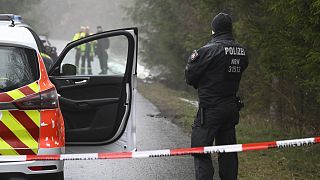 Rendőrkordon Freudenbergnél, ahol két gyerek ölt meg márciusban egy 12 éves lányt