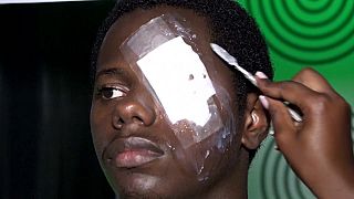 Des Ougandais se forment au maquillage de cinéma