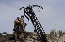 Итальянские миротворцы ООН осматривают мост, разрушенный израильским авиаударом, в деревне Маалия на юге Ливана, пятница, 7 апреля 2023 года.