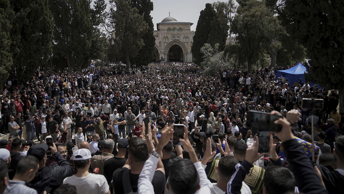 فلسطينيون يتظاهرون في مجمع المسجد الأقصى في البلدة القديمة بالقدس، خلال شهر رمضان المبارك، الجمعة 7 أبريل/نيسان 2023.