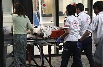 Egy támadásban megsebesült személyt szállítanak egy tel-avivi kórházba 2023. április 7-én, pénteken.