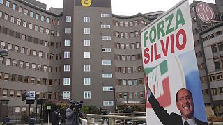 Une banderole disant "Forza Silvio" (Allez Silvio) devant l'hôpital San Raffaele, à Milan, 7 avril 2023.
