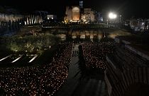 Des fidèles catholiques rassemblés au pied du Colisée à Rome pour le traditionnel Chemin de Croix