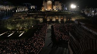 Des fidèles catholiques rassemblés au pied du Colisée à Rome pour le traditionnel Chemin de Croix
