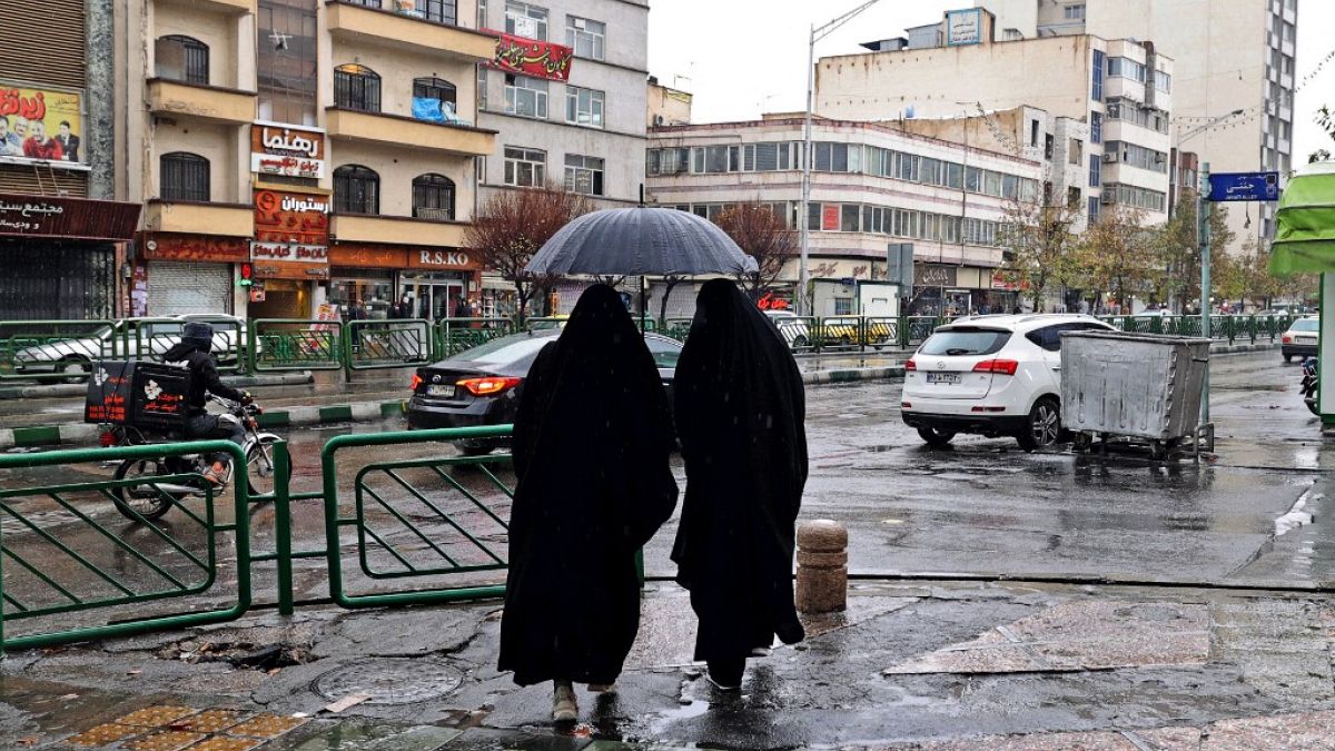يُلزم القانون الإيراني النساء على تغطية رؤوسهن