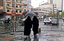 يُلزم القانون الإيراني النساء على تغطية رؤوسهن