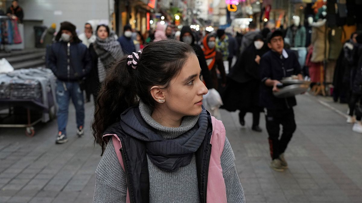 Fejkendő nélküli nő az iráni fővárosban, Teheránban