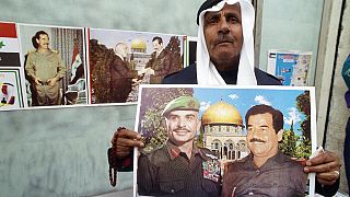 أردني يحمل صورة الرئيس صدام حسين في عمان - أرشيف