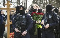 Блогера Татарского похоронили с воинскими почестями, безопасность на кладбище обеспечивал спецназ.