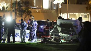 Tel Aviv'de düzenlenen silahlı saldırı ve araçla ezme eyleminde bir kişinin öldüğü, 7 kişinin yaralandığı bildirildi.