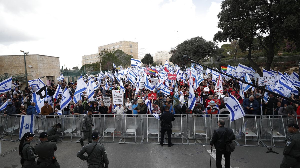 Malgré le risque d’attentat, des milliers de personnes manifestent contre les réformes judiciaires controversées envisagées par le gouvernement, à Tel-Aviv, le 8 avril 2023. 