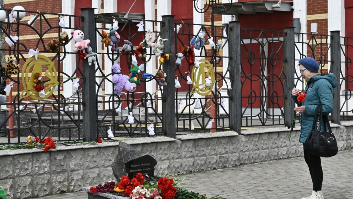 وضع المواطنون الزهور على النصب التذكارية
