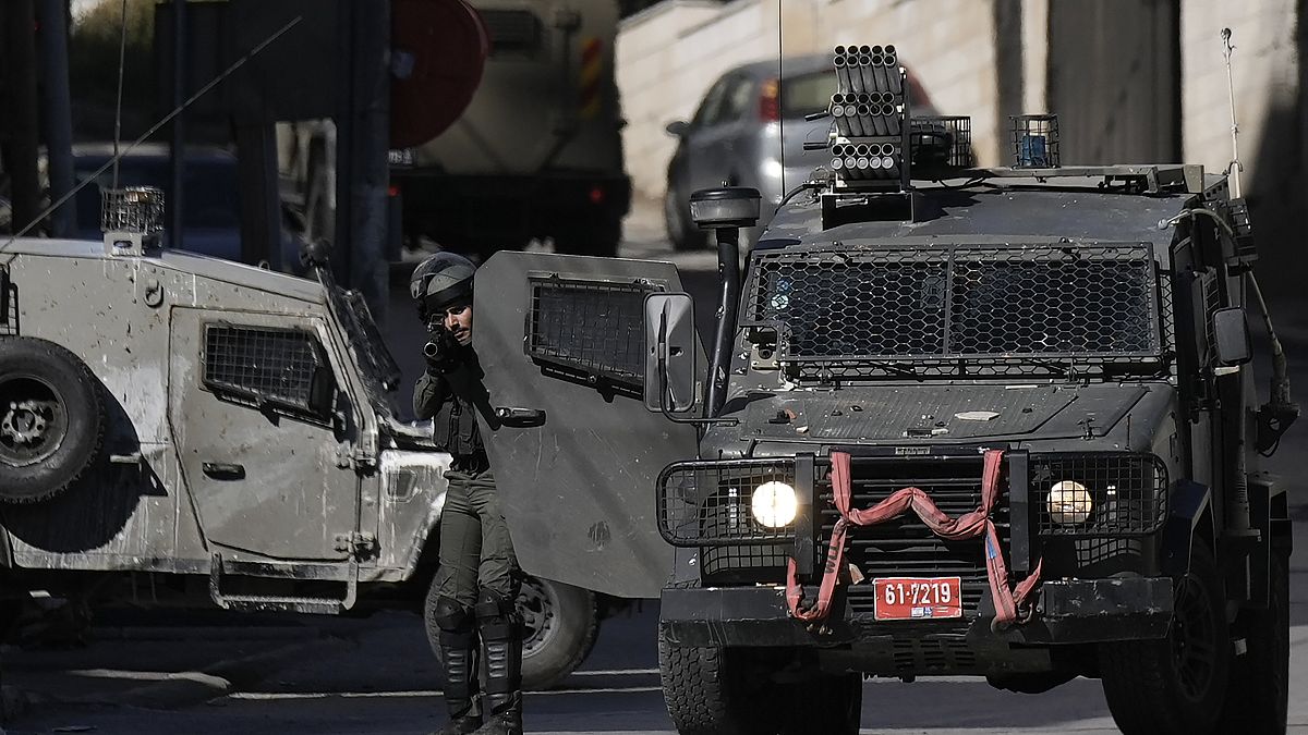 مواجهات بين الشرطة الإسرائيلية وفلسطينيين خلال مداهمة في مدينة نابلس بالضفة الغربية، الإثنين 3 أبريل 2023