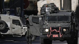 جندي "إسرائيلي يوجه بندقيته نحو الفلسطينيين. 2023/04/03