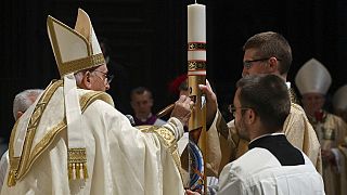 Papst Franziskus bei der Osternachtsmesse im Petersdom in Rom