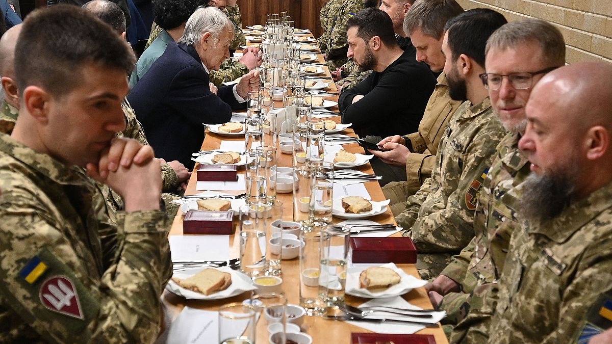 ولودیمیر زلنسکی رئیس جمهوری اوکراین در مراسم افطار با سربازان مسلمان اوکراین