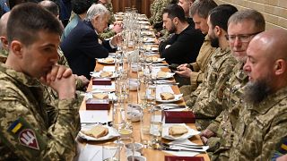 ولودیمیر زلنسکی رئیس جمهوری اوکراین در مراسم افطار با سربازان مسلمان اوکراین