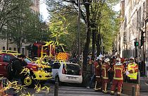 Πυροσβέστες έξω από την πολυκατοικία που κατέρρευσε στη Μασσαλία