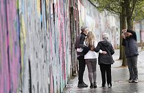 "Friedensmauern" trennen noch immer Protestanten und Katholiken in Belfast