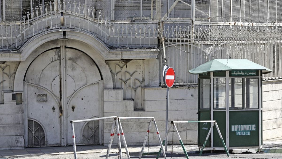 السفارة السعودية في طهران قبل إغلاقها