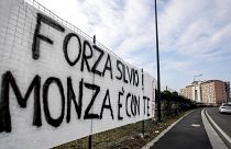 Hajrá Silvio, Monza veled van!" feliratú transzparens a milánói San Raffaele kórház előtt 2023. április 7-én.
